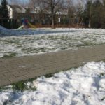 Odgarnięcie świeżego śniegu brzozową miotłą zupełnie wystarczy