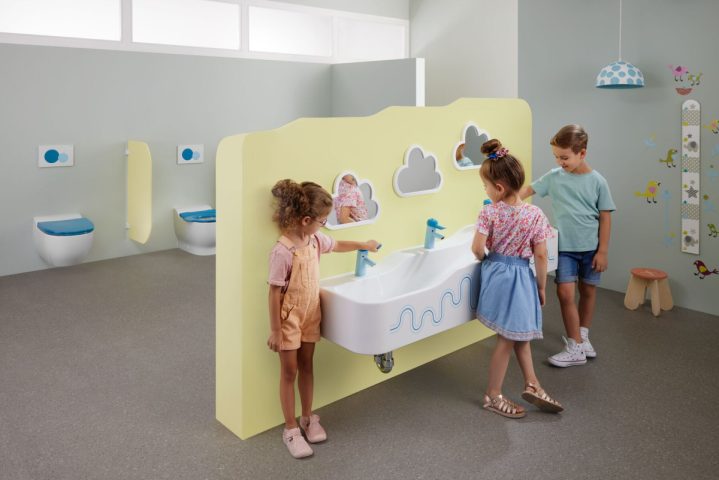 Geberit Bambini Bathroom in blue with Children