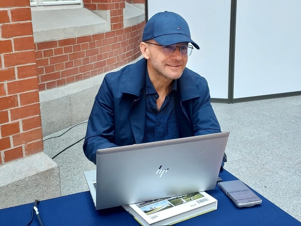 Robert Konieczny podczas wykładu na Politechnice Gdańskiej