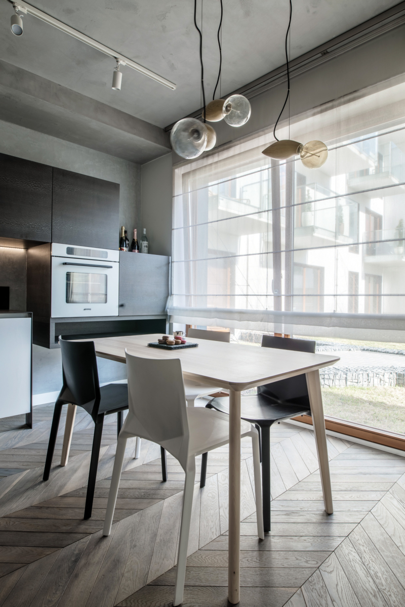 stół z czterema krzesłami w szarym apartamencie